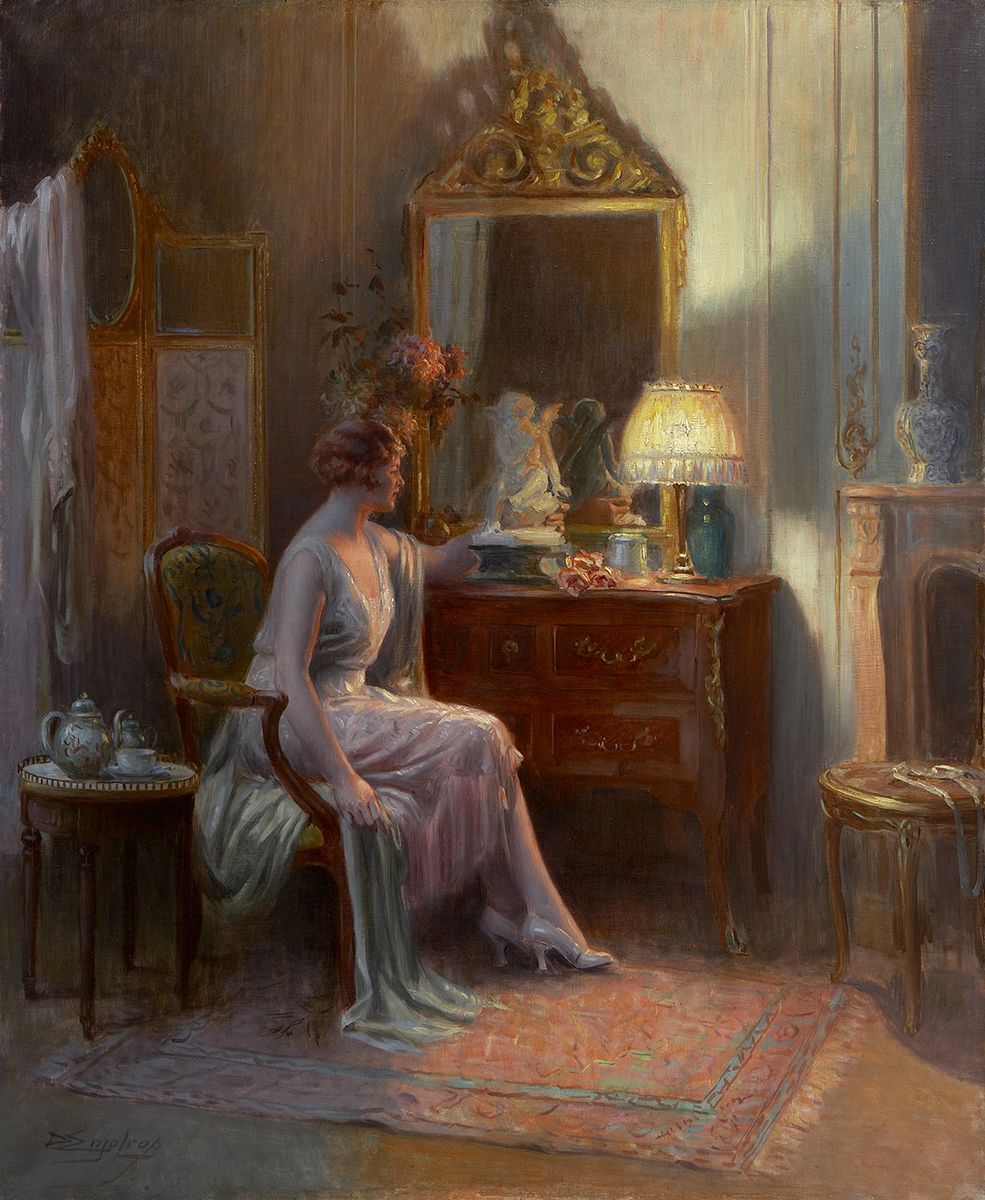 Elegante signora che ammira una scultura